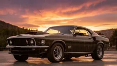 Klassieke Ford Mustang musclecar op parkeerplaats bij zonsondergang, retro auto Nederland
