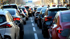 Files aan auto’s op een drukke stadweg tijdens de spits in Nederland.
